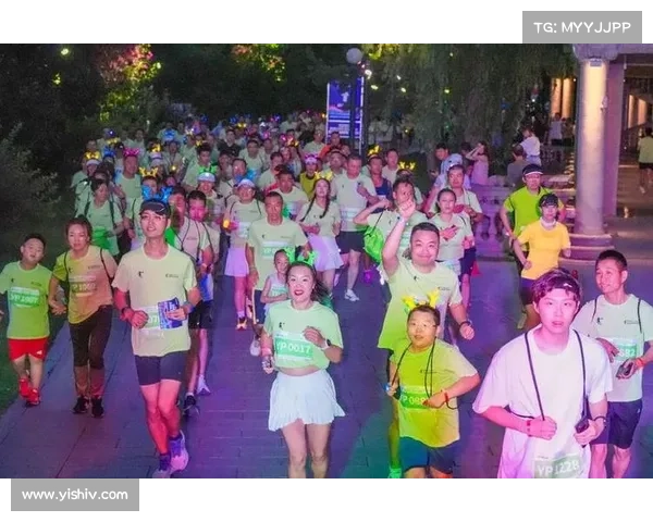 荧光夜跑啥意思;荧光璀璨夜跑狂欢节激情奔跑闪耀城市黑夜